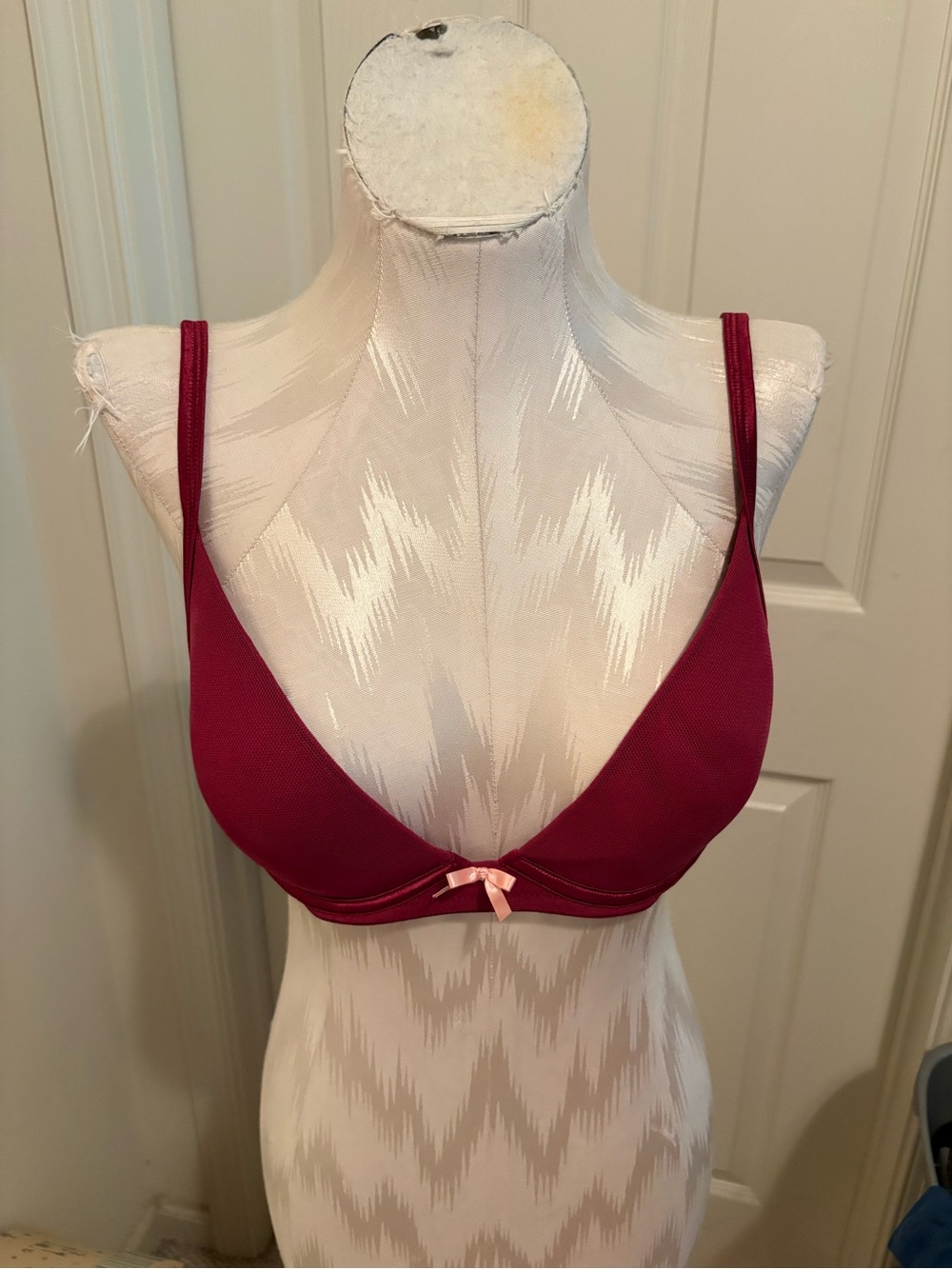 Victoria’s Secret 34D Women's Seamless Plunge Bra with Bow berry not sure worn